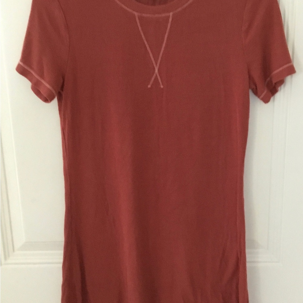 Copper Key Women's Short Sleeve Ribbed Tee in Rust Dress
